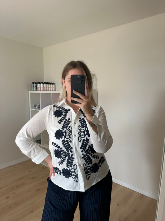 CHEMISE EN COTON AVEC BRODERIE BLEU